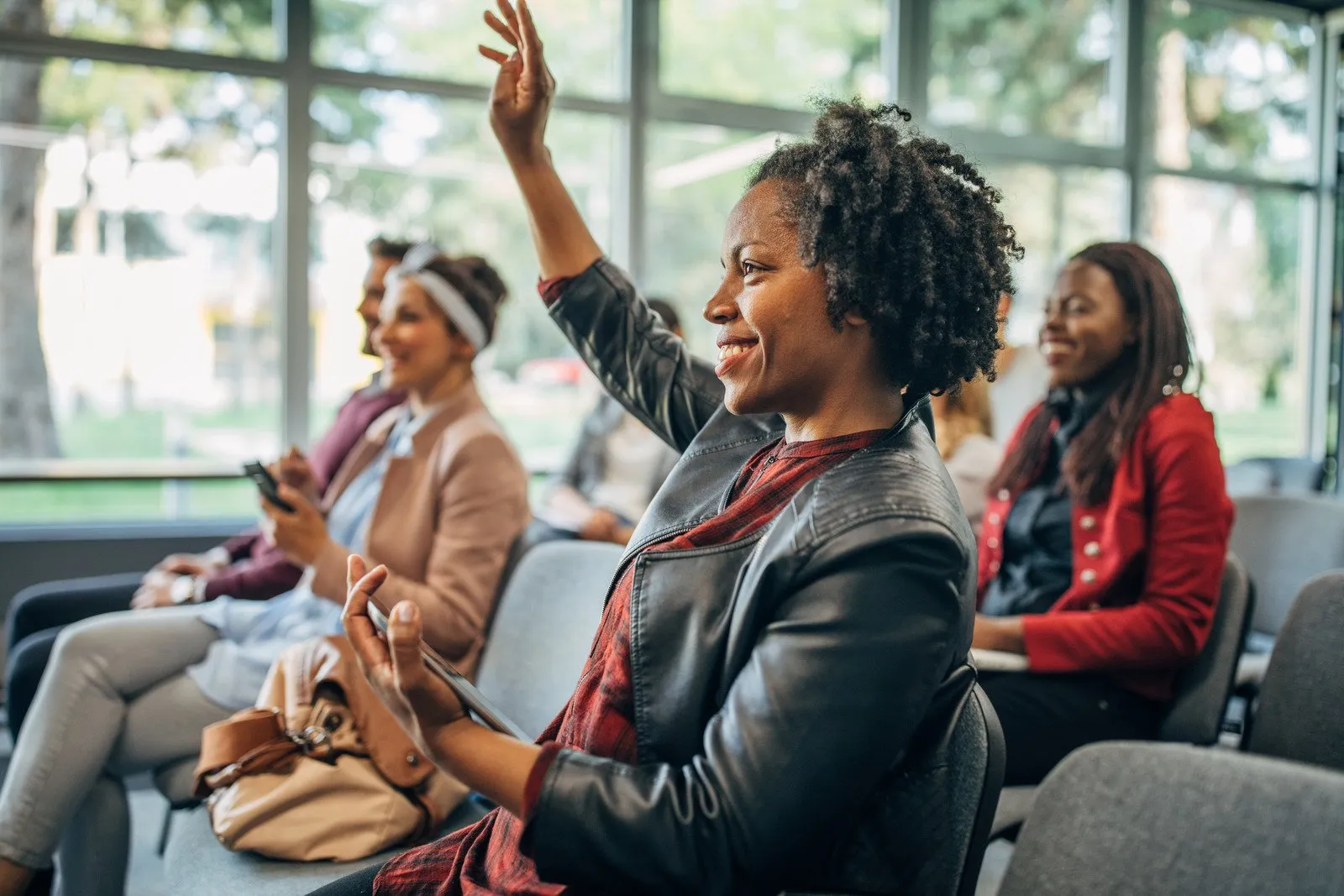 Imagem de uma pessoa segurando um notebook com um mapa